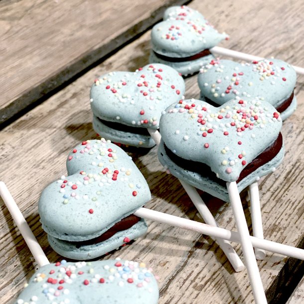 Macaron slikkepind - Lysebl/Pebermynte hjerte eller Lyserd/Hindbr med Tivoli krymmel