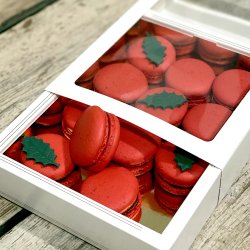 Box med 12 stk. Rde jule macarons m. chokoladetrffel, julekrydderier og guld