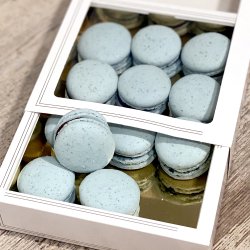 Box med 12 stk. Macarons - Lysebl/Pebermynte
