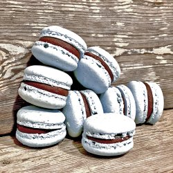 Box med 12 stk. Macarons - Lysebl/Pebermynte