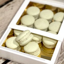 Box med 12 stk. Macarons - Lysegrnne/ble-stikkelsbr