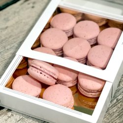 Box med 12 stk. Macarons - Lyserde/Hindbr
