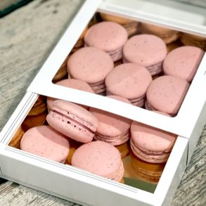 Box med 12 stk. Macarons - Lyserde/Hindbr