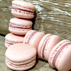 Box med 12 stk. Macarons - Lyserde/Hindbr