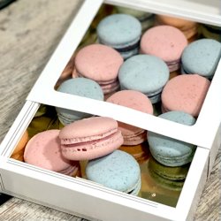 Box med 12 stk. Macarons - Lysebl/Pebermynte &amp; Lyserde/Hindbr