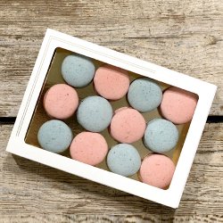 Box med 12 stk. Macarons - Lysebl/Pebermynte &amp; Lyserde/Hindbr