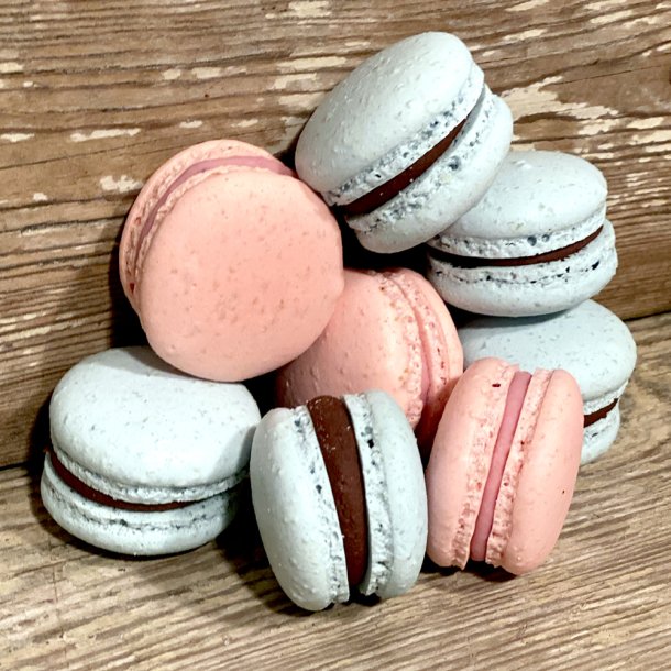 Box med 12 stk. Macarons - Lysebl/Pebermynte &amp; Lyserde/Hindbr