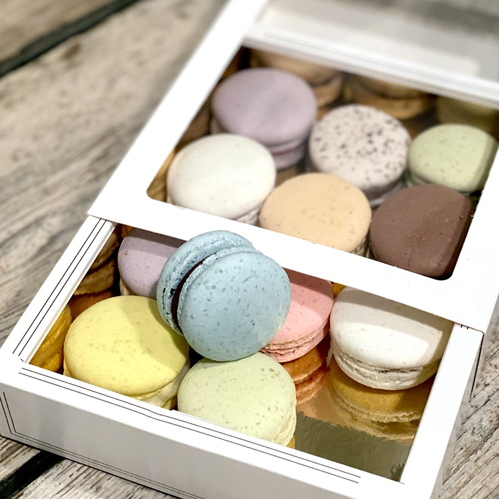 Box med 12 stk. Macarons - Mix af diverse smage og farver - Macarons ...