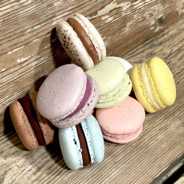 Box med 12 stk. Macarons - Mix af diverse smage og farver