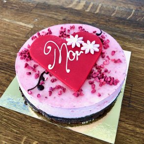 Hindbr-ribsmousse p chokoladekage med hjerte (inkl. valgfrit navn) til 5 pers.