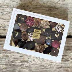 Box med hndlavet fyldt chokolade ca. 300 gr.