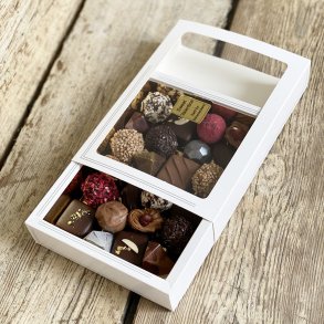 Box med hndlavet fyldt chokolade ca. 300 gr.