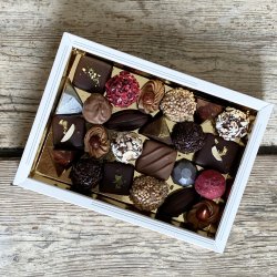 Box med hndlavet fyldt chokolade ca. 300 gr.
