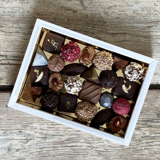 Box med hndlavet fyldt chokolade ca. 300 gr.