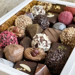 Box med hndlavet fyldt chokolade ca. 300 gr.