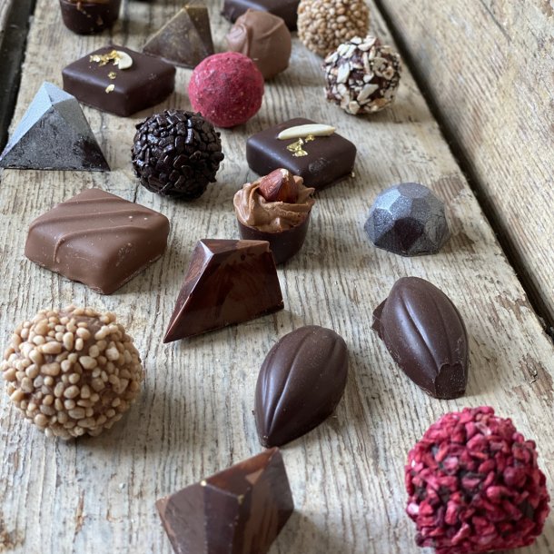 Box med hndlavet fyldt chokolade ca. 300 gr.