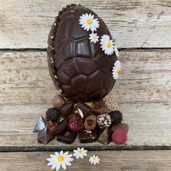 Smukt stort pskeg fyldt med hndlavet chokolade og marcipanpskeg (ca. 850-885 gr.)