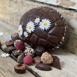 Smukt stort pskeg fyldt med hndlavet chokolade og marcipanpskeg (ca. 850-885 gr.)