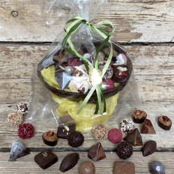 Stort pskeg skal af mrk chokolade og med hndlavet fyldt chokolade