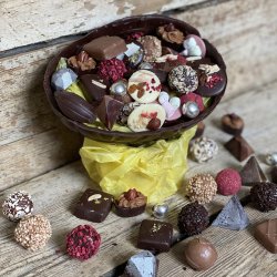 Stort pskeg skal af mrk chokolade og med hndlavet fyldt chokolade