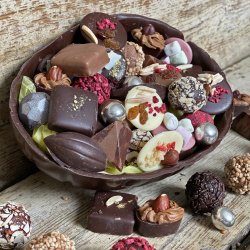 Stort pskeg skal af mrk chokolade og med hndlavet fyldt chokolade