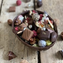 Stort pskeg skal af mrk chokolade og med hndlavet fyldt chokolade