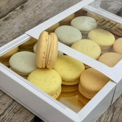 Box med 12 stk. Macarons i p�ske- og for�rsfarver 
