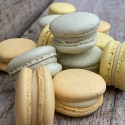 Box med 12 stk. Macarons i p�ske- og for�rsfarver 