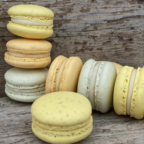 Box med 12 stk. Macarons i p�ske- og for�rsfarver 