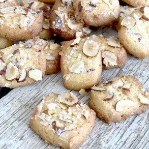 Finsk brd med vanilje, citron, hasselndder og perlesukker, 2 ps. a' 100g