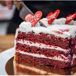 Valentines kage med r�de hjerter til 12/14 pers.