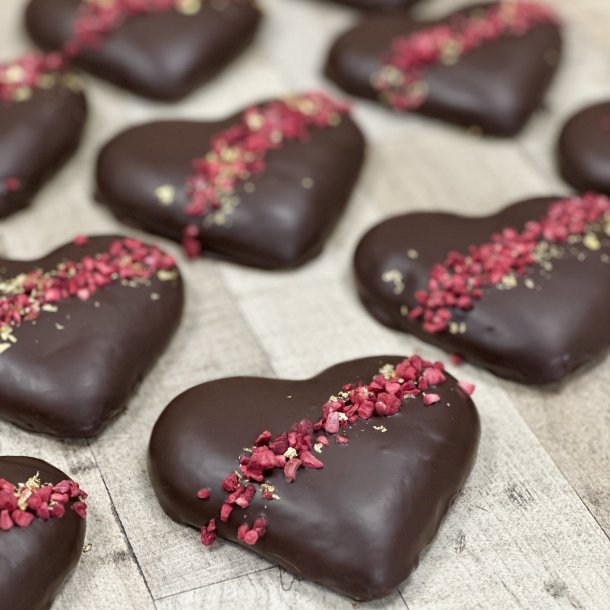 Honningkage hjerter med gte mrk chokolade 60%, trret hindbr og guld, 15 stk 