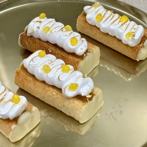 Nytrs luksus kransekage m. yuzu, citrus og brndt marengs.