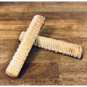 Kransekage stang med nougat pyntet med glasur og chokolade, lang